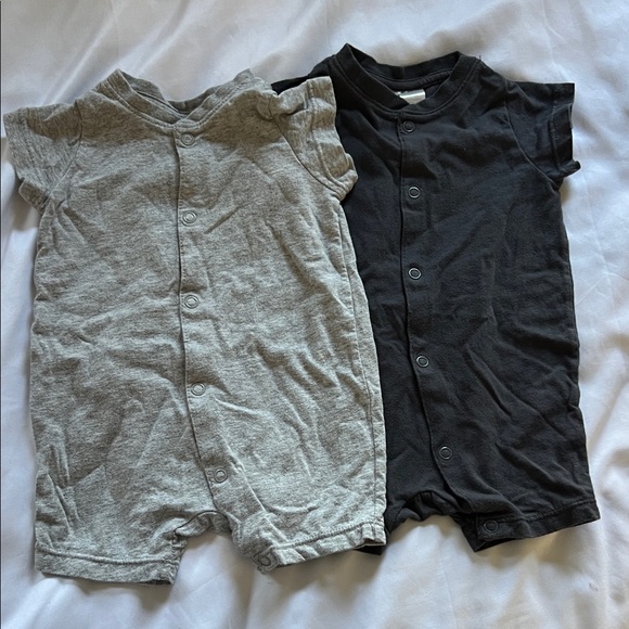 H&M Other - H&M set of 2 Snap Shorties Newborn